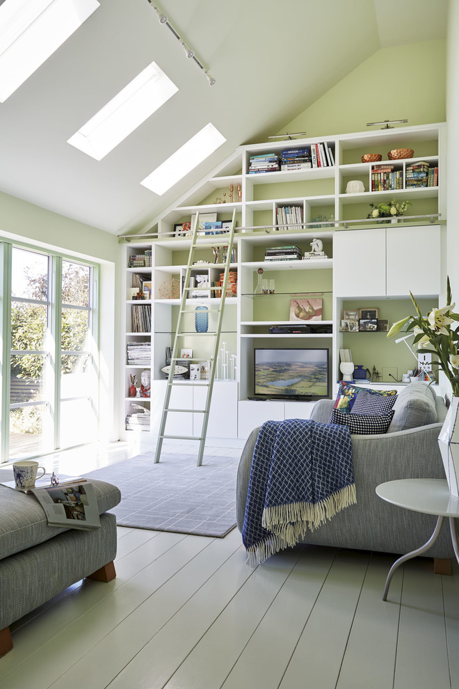 Aménagement d'une salle de séjour contemporaine ouverte et de taille moyenne avec une bibliothèque ou un coin lecture, un mur vert, parquet clair, un téléviseur encastré et un sol blanc.