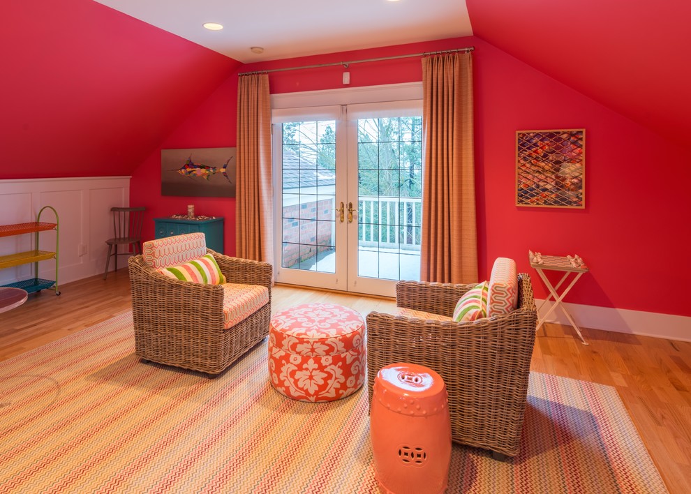Стильный дизайн: двухуровневая гостиная комната в стиле фьюжн с розовыми стенами - последний тренд