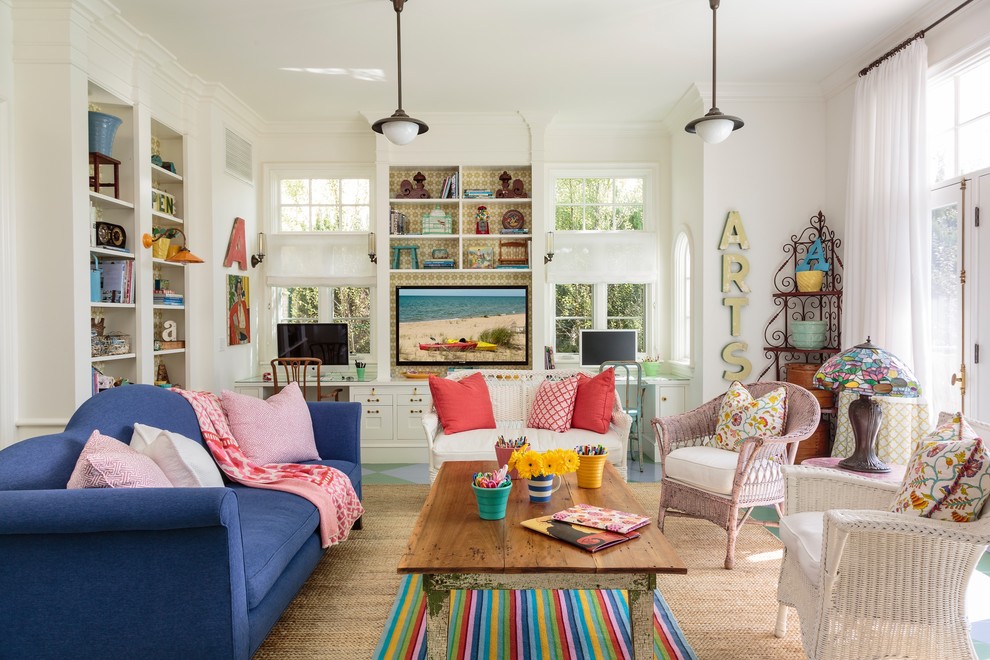 Imagen de sala de estar abierta marinera de tamaño medio con paredes blancas, suelo de madera pintada y pared multimedia