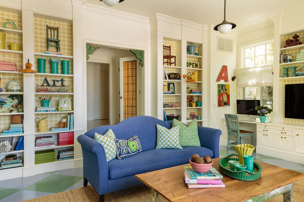 Diseño de sala de estar abierta bohemia grande con paredes blancas, suelo de madera pintada, televisor colgado en la pared y suelo multicolor