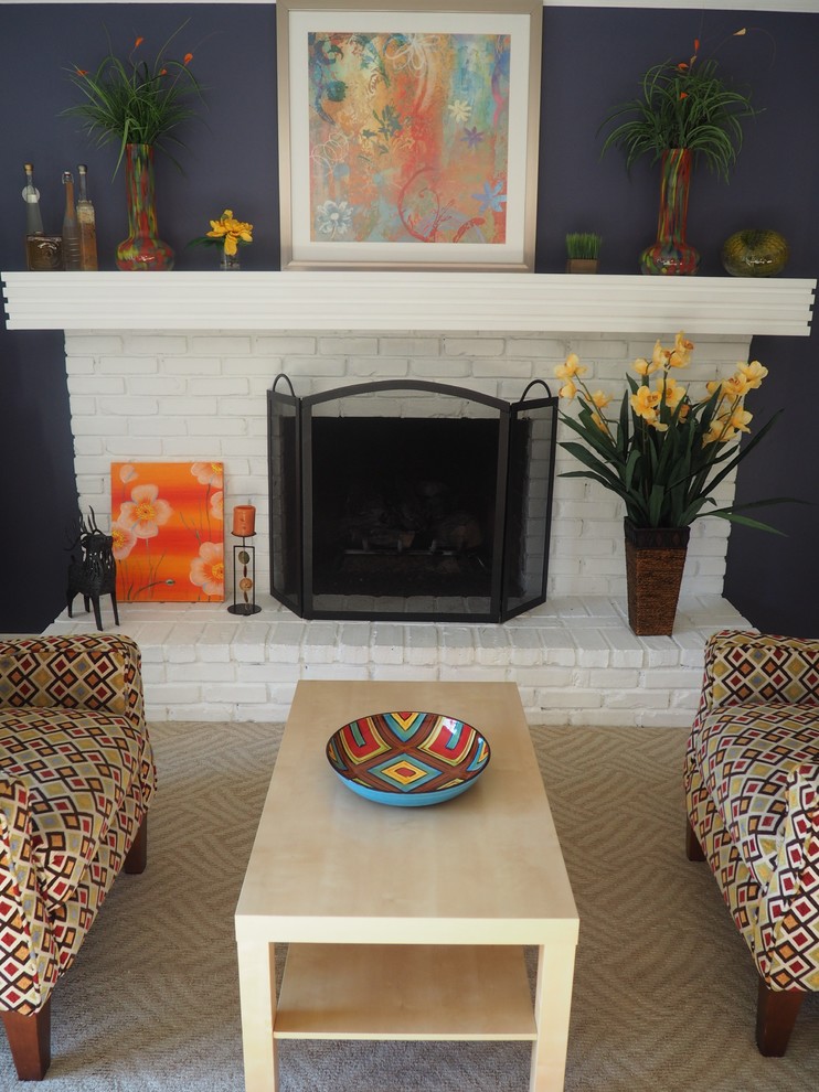 Foto de sala de estar con barra de bar tradicional renovada de tamaño medio con paredes azules, moqueta, todas las chimeneas, marco de chimenea de ladrillo y suelo beige