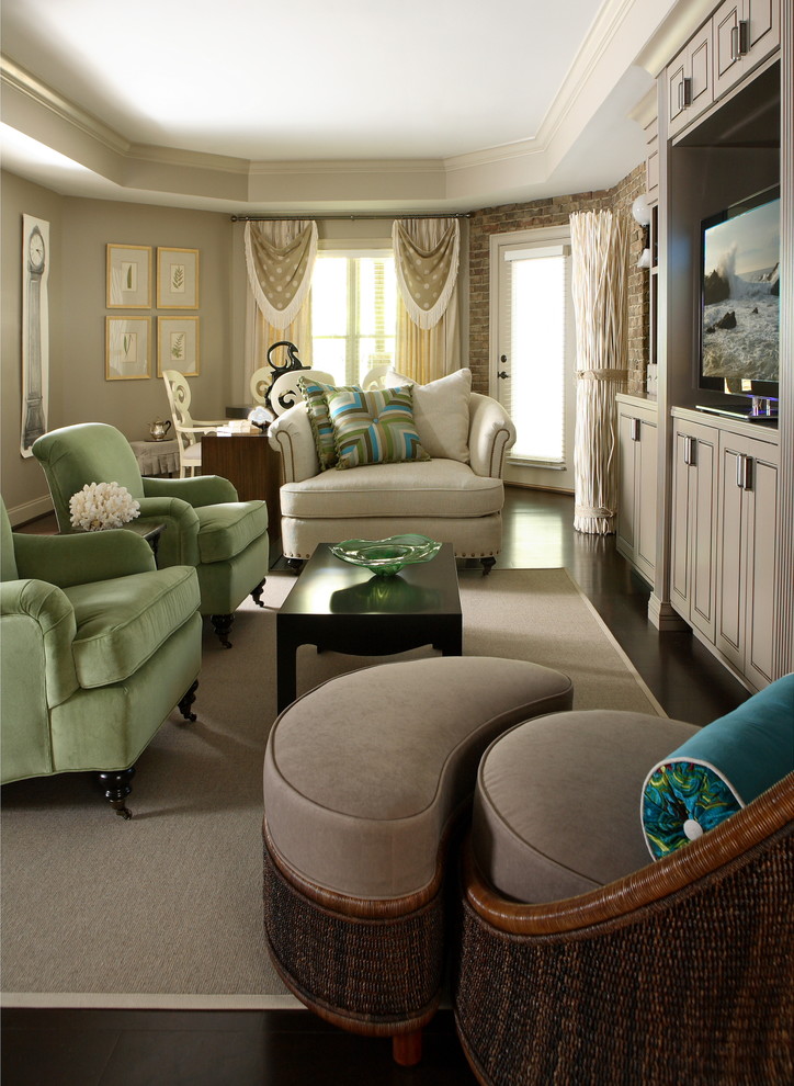 Modelo de sala de estar abierta ecléctica de tamaño medio sin chimenea con paredes grises, suelo de madera oscura y pared multimedia