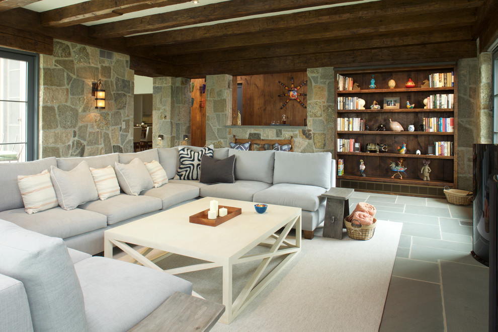 Modelo de sala de estar rústica extra grande con suelo de madera en tonos medios y pared multimedia