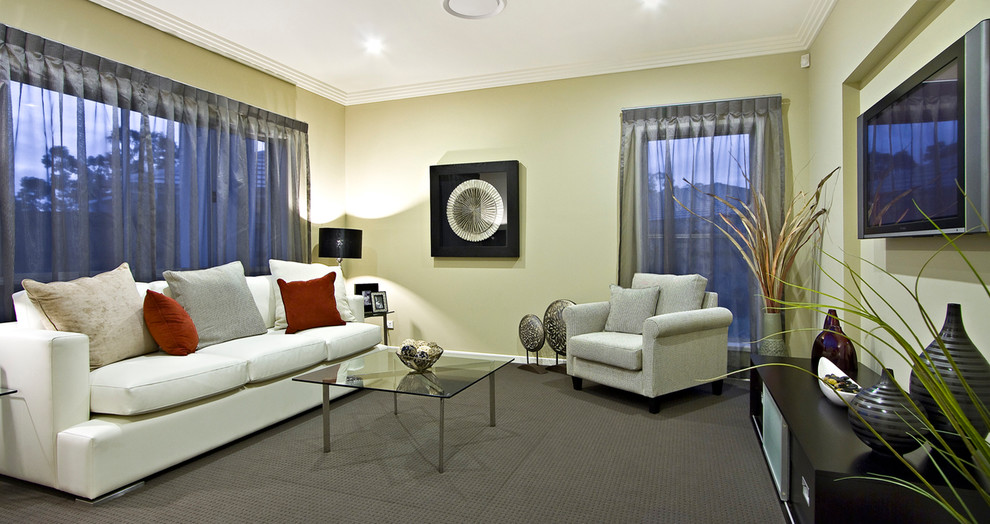 Imagen de sala de estar cerrada tradicional con paredes amarillas y televisor colgado en la pared