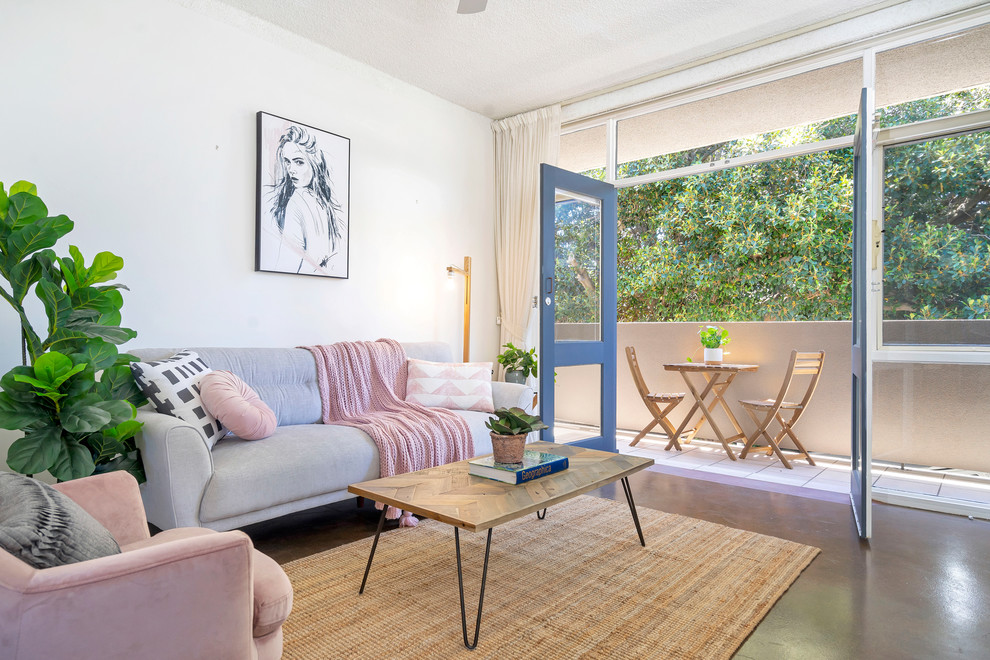 Imagen de sala de estar contemporánea sin chimenea y televisor con paredes blancas y suelo marrón