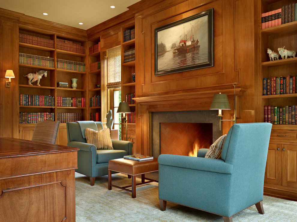 Идея дизайна: гостиная комната в классическом стиле с с книжными шкафами и полками