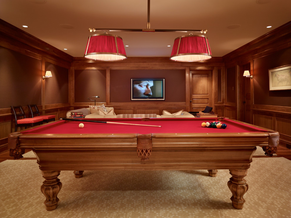 Foto di un soggiorno classico con pareti marroni, moquette, TV a parete e tappeto