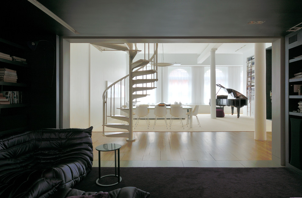 Пример оригинального дизайна: изолированная гостиная комната среднего размера в скандинавском стиле с музыкальной комнатой, белыми стенами и светлым паркетным полом без телевизора