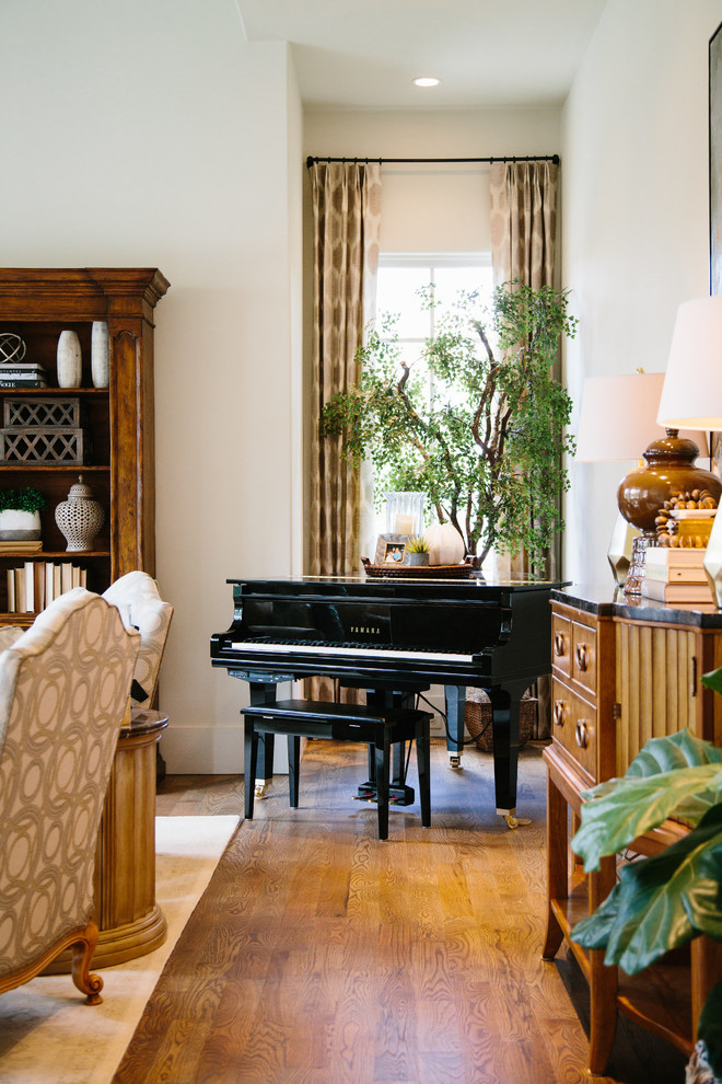 Foto de sala de estar con rincón musical cerrada tradicional renovada de tamaño medio con paredes blancas y suelo de madera en tonos medios
