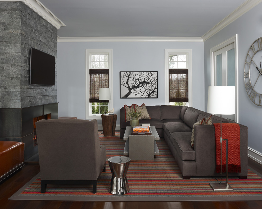 Свежая идея для дизайна: изолированная гостиная комната среднего размера в современном стиле с темным паркетным полом, стандартным камином, фасадом камина из металла, телевизором на стене, синими стенами и коричневым полом - отличное фото интерьера