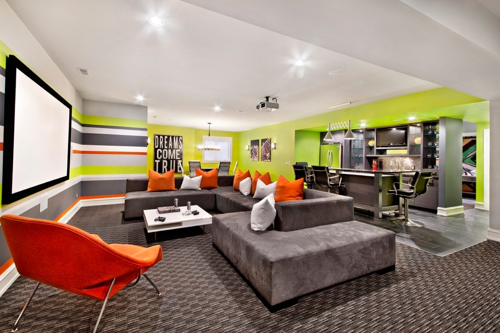 На фото: открытая гостиная комната среднего размера в современном стиле с разноцветными стенами, ковровым покрытием, домашним баром и телевизором на стене без камина с