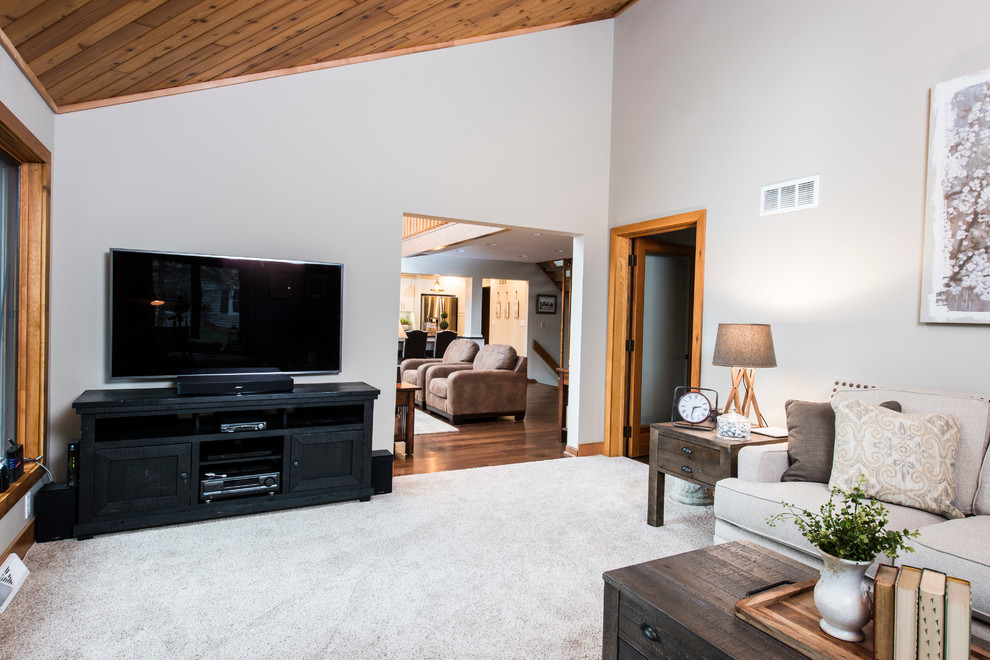 Großes, Abgetrenntes Rustikales Wohnzimmer ohne Kamin mit grauer Wandfarbe, Teppichboden und freistehendem TV in Milwaukee