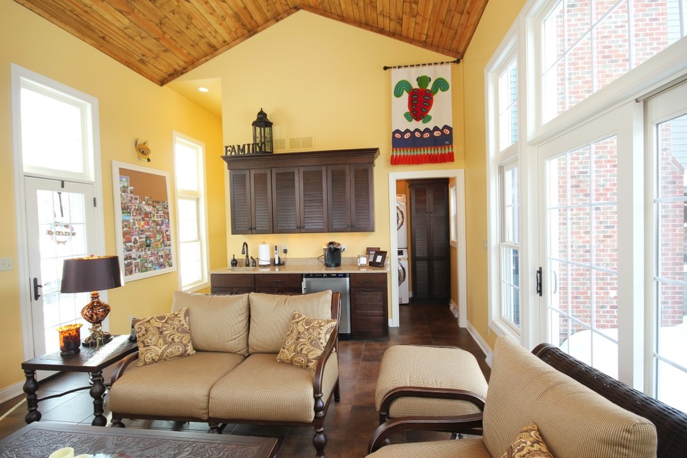 На фото: изолированная гостиная комната среднего размера в морском стиле с телевизором на стене
