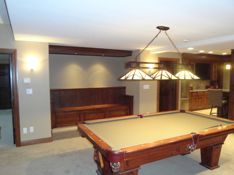 Modelo de sala de juegos en casa cerrada tradicional de tamaño medio sin chimenea con paredes beige y moqueta
