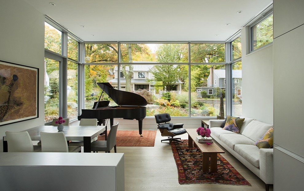 Diseño de sala de estar con rincón musical abierta contemporánea pequeña sin chimenea y televisor con paredes blancas y suelo de madera clara