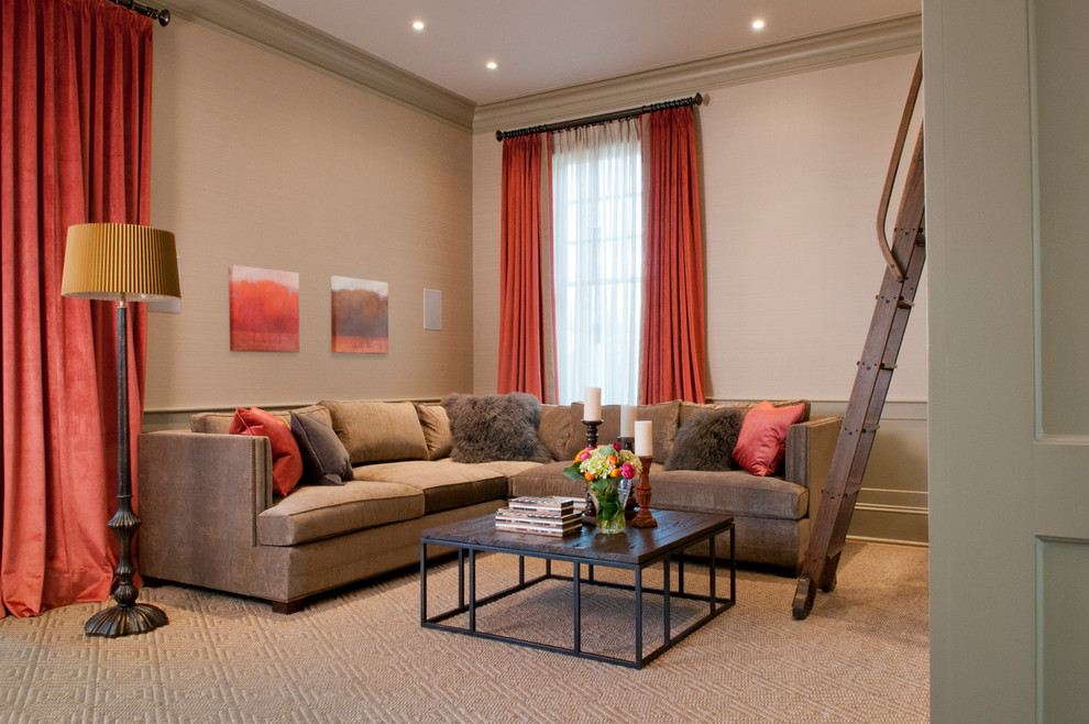 Свежая идея для дизайна: изолированная гостиная комната в стиле неоклассика (современная классика) с бежевыми стенами, ковровым покрытием и коричневым диваном - отличное фото интерьера