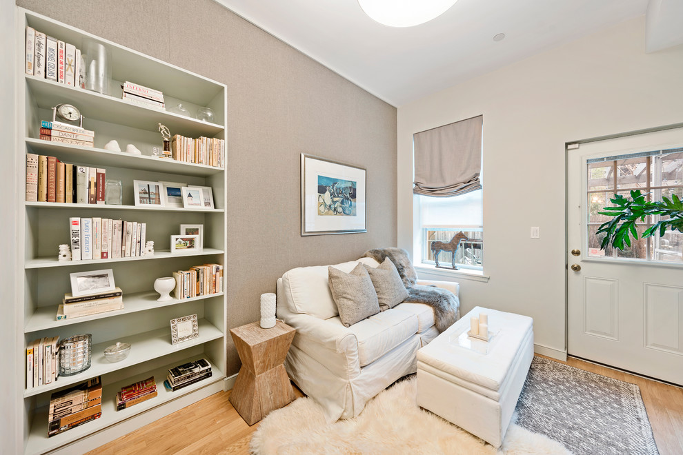 Modelo de sala de estar tradicional renovada de tamaño medio con paredes grises