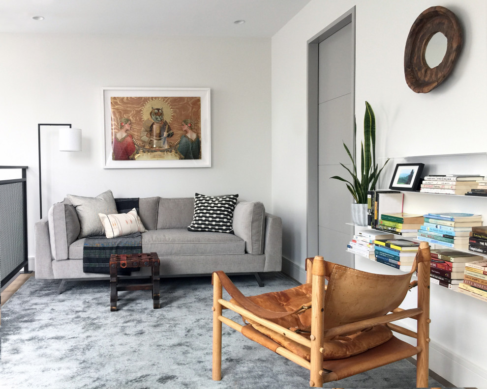 Foto de sala de estar tipo loft contemporánea pequeña sin chimenea y televisor con paredes blancas, suelo de madera en tonos medios y suelo marrón