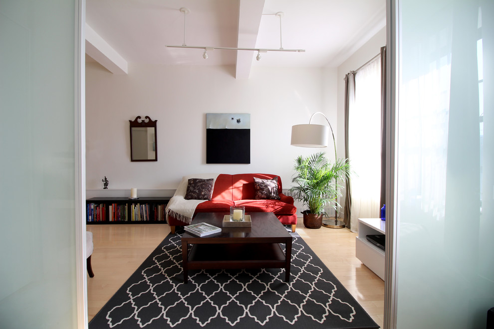Свежая идея для дизайна: открытая гостиная комната среднего размера в современном стиле с белыми стенами, светлым паркетным полом и телевизором на стене без камина - отличное фото интерьера