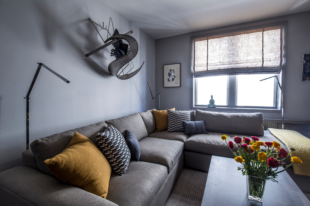Immagine di un soggiorno minimal di medie dimensioni e chiuso con pareti grigie, pavimento in legno massello medio, nessun camino e TV autoportante