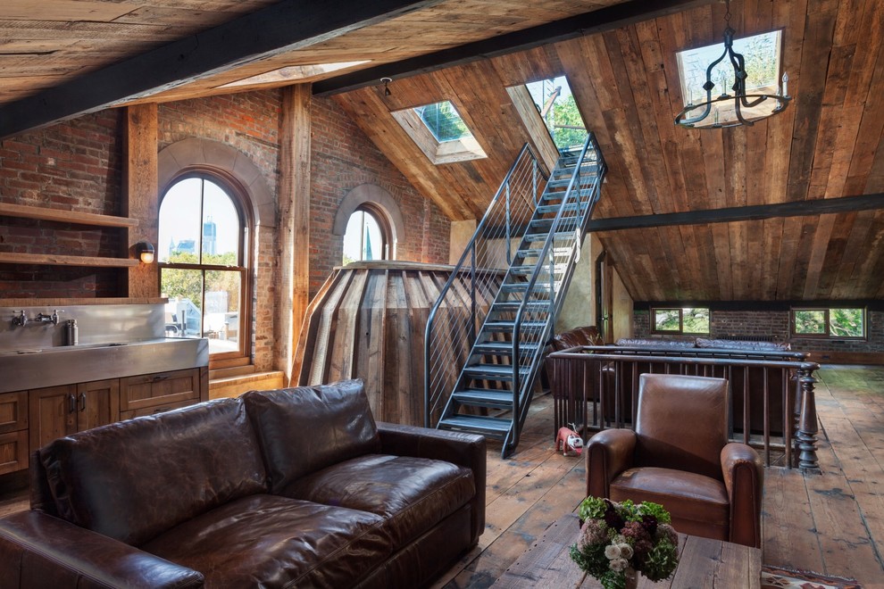 Imagen de sala de estar tipo loft rural extra grande con paredes marrones y suelo de madera en tonos medios