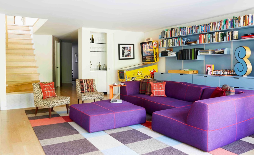 Mittelgroßer, Abgetrennter Moderner Hobbyraum ohne Kamin mit weißer Wandfarbe, Teppichboden, TV-Wand und orangem Boden in New York