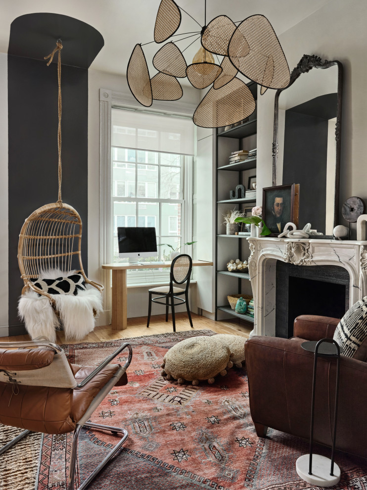 Imagen de sala de estar ecléctica con paredes grises, suelo de madera en tonos medios, todas las chimeneas y suelo marrón