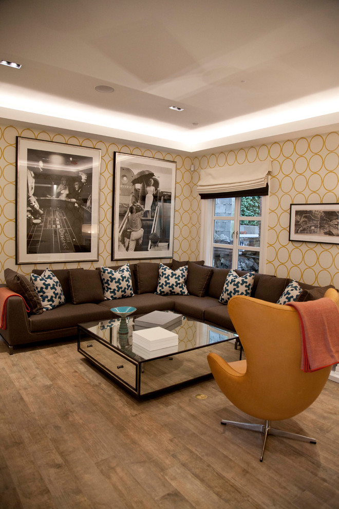 Свежая идея для дизайна: гостиная комната в современном стиле с бежевыми стенами, паркетным полом среднего тона и коричневым диваном без телевизора - отличное фото интерьера