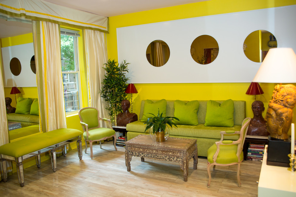 Bild på ett mellanstort avskilt allrum, med gula väggar, bambugolv, en dold TV och vitt golv