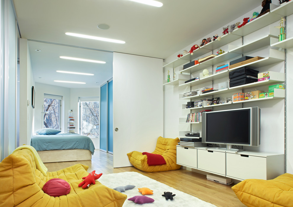 Ejemplo de sala de estar cerrada actual de tamaño medio con paredes blancas, televisor independiente, suelo marrón y suelo de madera en tonos medios