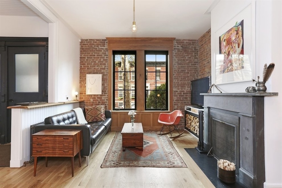 Immagine di un soggiorno chic con pareti rosse, parquet chiaro, camino classico, TV autoportante e pavimento beige