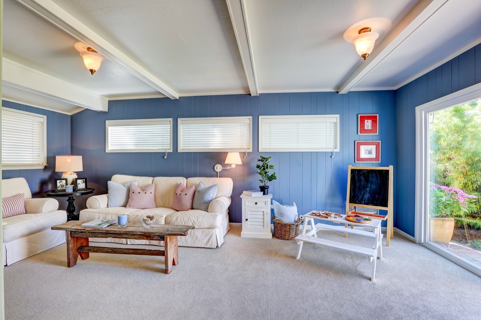 Пример оригинального дизайна: гостиная комната среднего размера в морском стиле с синими стенами, ковровым покрытием и ковром на полу