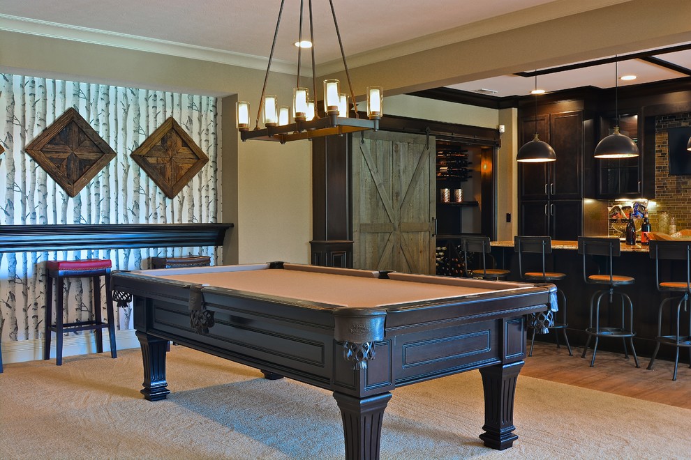 Modelo de sala de estar clásica con paredes beige, suelo de madera en tonos medios y alfombra