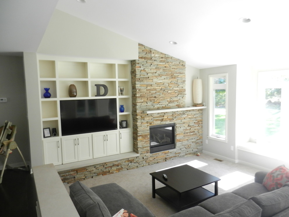 На фото: открытая гостиная комната среднего размера в современном стиле с серыми стенами, ковровым покрытием, стандартным камином и мультимедийным центром