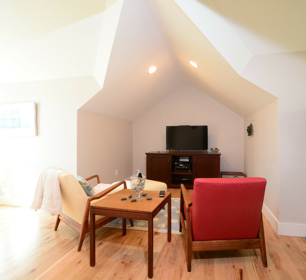 Mittelgroßes, Abgetrenntes Modernes Wohnzimmer mit weißer Wandfarbe, hellem Holzboden und freistehendem TV in Denver