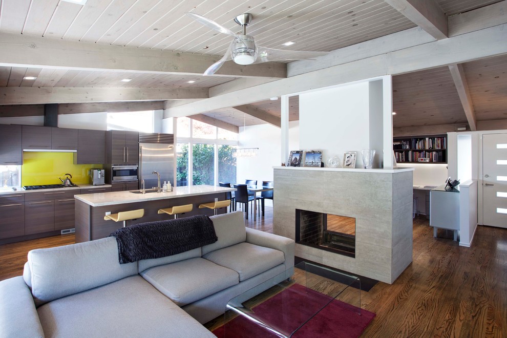 Modernes Wohnzimmer mit braunem Boden in San Francisco