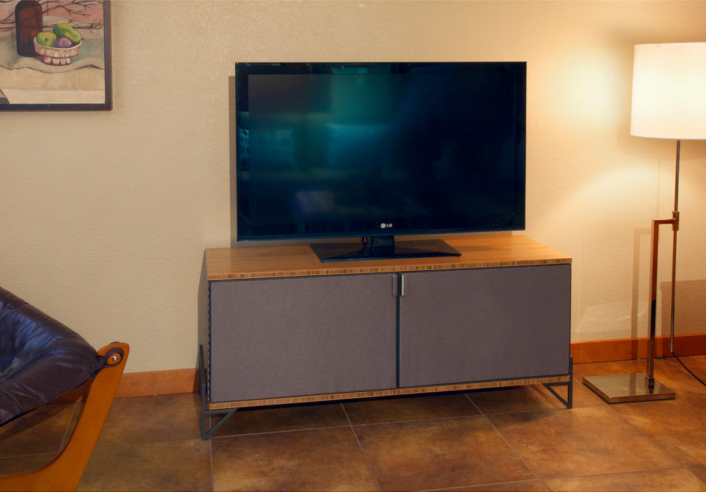 Foto di un piccolo soggiorno chic stile loft con pareti beige, pavimento con piastrelle in ceramica e TV autoportante