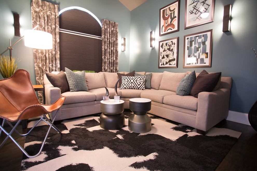 Идея дизайна: изолированная гостиная комната среднего размера в современном стиле с синими стенами, темным паркетным полом, телевизором на стене и коричневым полом без камина
