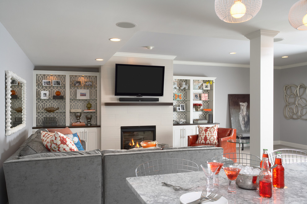 Стильный дизайн: гостиная комната в стиле неоклассика (современная классика) с серыми стенами, ковровым покрытием, стандартным камином, телевизором на стене и фасадом камина из плитки - последний тренд