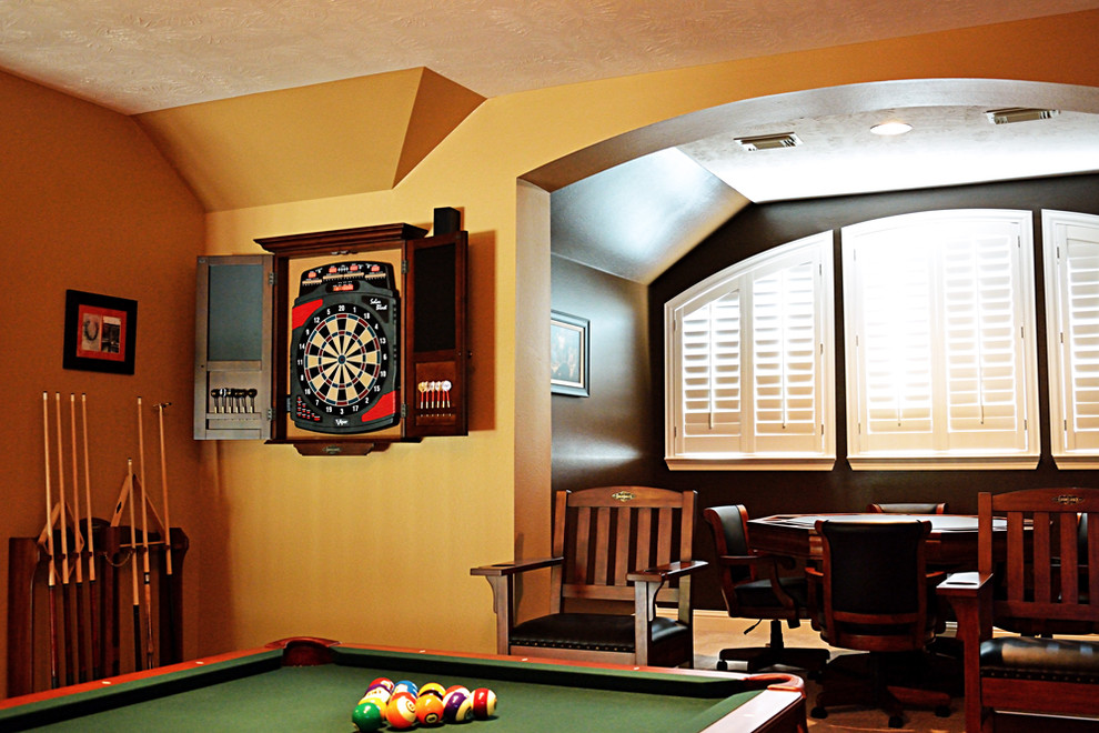 Пример оригинального дизайна: большая комната для игр в стиле неоклассика (современная классика) с бежевыми стенами без камина, телевизора