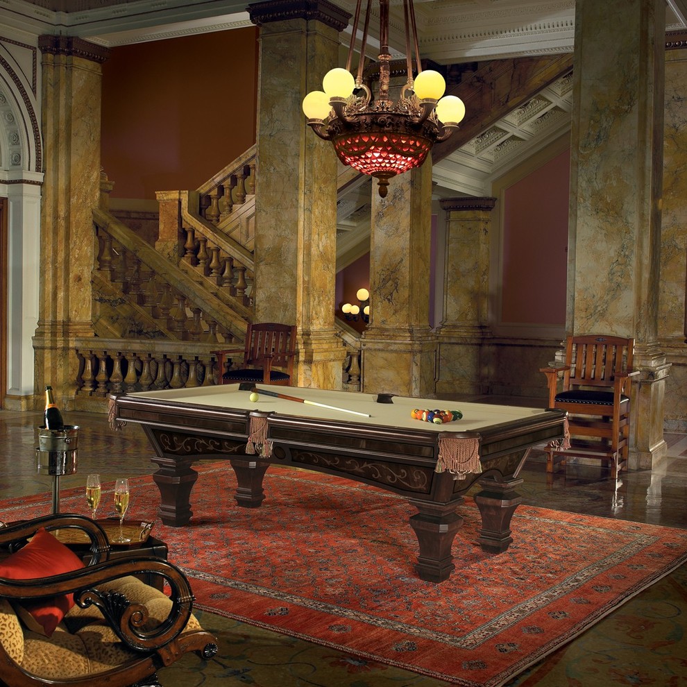 Пример оригинального дизайна: большая открытая комната для игр в викторианском стиле с коричневыми стенами без камина, телевизора