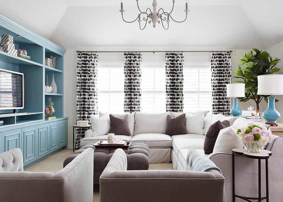 Modelo de sala de estar abierta tradicional renovada con paredes blancas, moqueta y pared multimedia