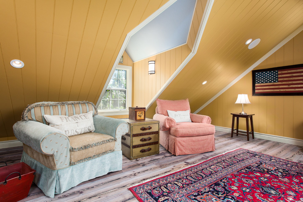 Свежая идея для дизайна: изолированная гостиная комната в стиле фьюжн с желтыми стенами - отличное фото интерьера