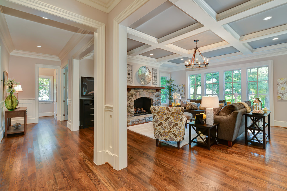 Mittelgroßes Klassisches Wohnzimmer im Loft-Stil mit braunem Holzboden, Kamin und Kaminumrandung aus Stein in Washington, D.C.