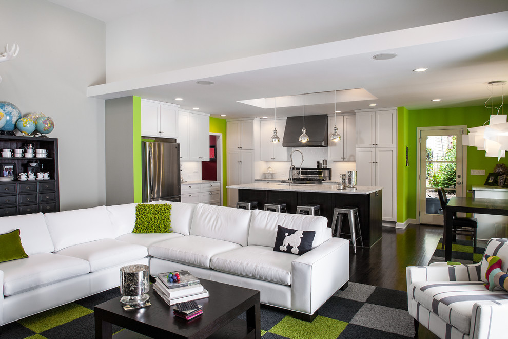 Immagine di un soggiorno minimal aperto con pareti verdi, parquet scuro e tappeto