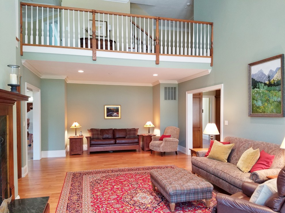 Foto di un ampio soggiorno classico aperto con pareti blu, parquet chiaro, camino classico, cornice del camino in legno e TV autoportante