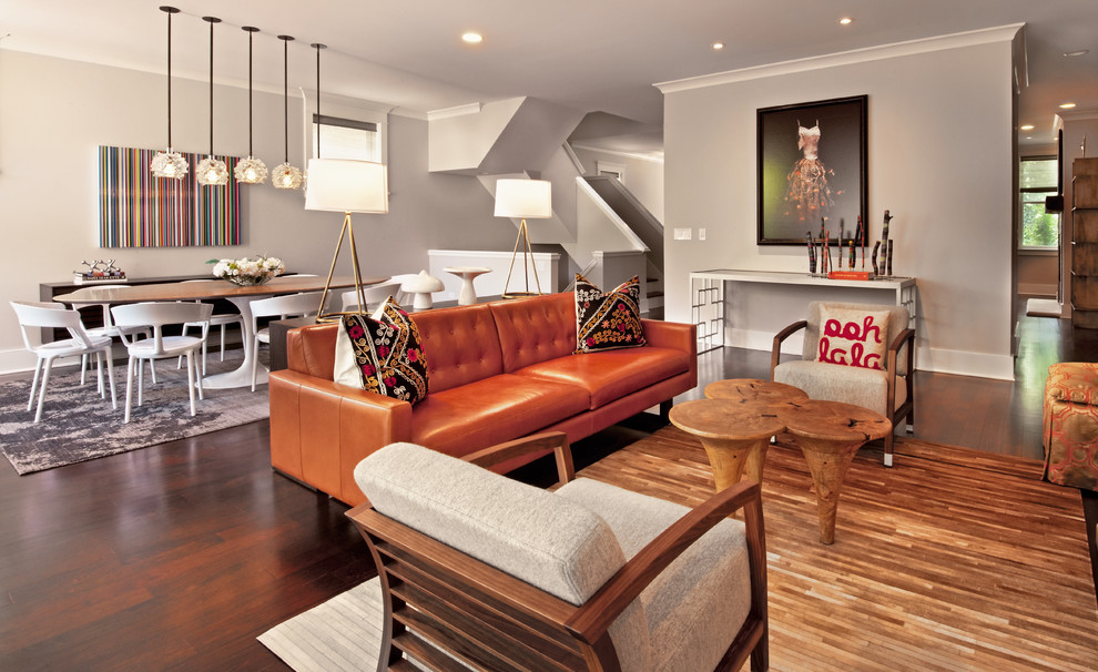 Источник вдохновения для домашнего уюта: гостиная комната в стиле фьюжн с серыми стенами, коричневым полом и ковром на полу
