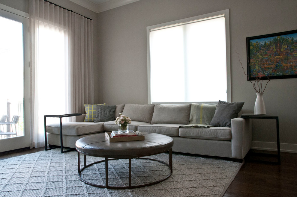 Idée de décoration pour une salle de séjour minimaliste de taille moyenne et ouverte avec un mur gris et parquet foncé.