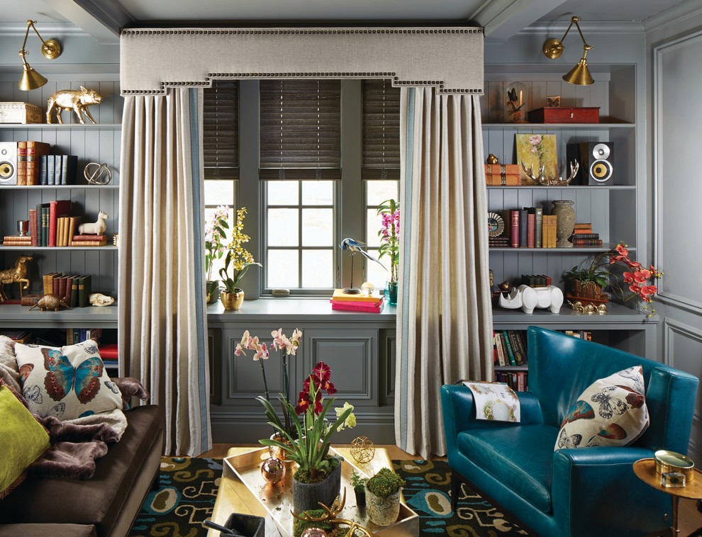 На фото: маленькая гостиная комната в стиле фьюжн с с книжными шкафами и полками, серыми стенами, ковровым покрытием и разноцветным полом для на участке и в саду