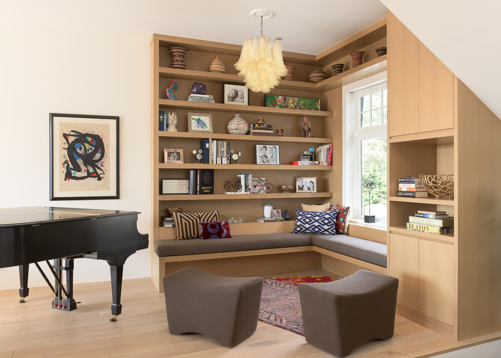 Foto de sala de estar abierta actual con paredes blancas, suelo de madera clara y suelo beige